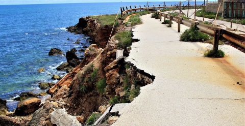 Bari, il dissesto della costa di Torre a Mare: «Se non si interviene crollerà tutto»